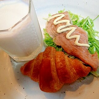 鮭のバターソテーとクロワッサンとヨーグルトドリンク